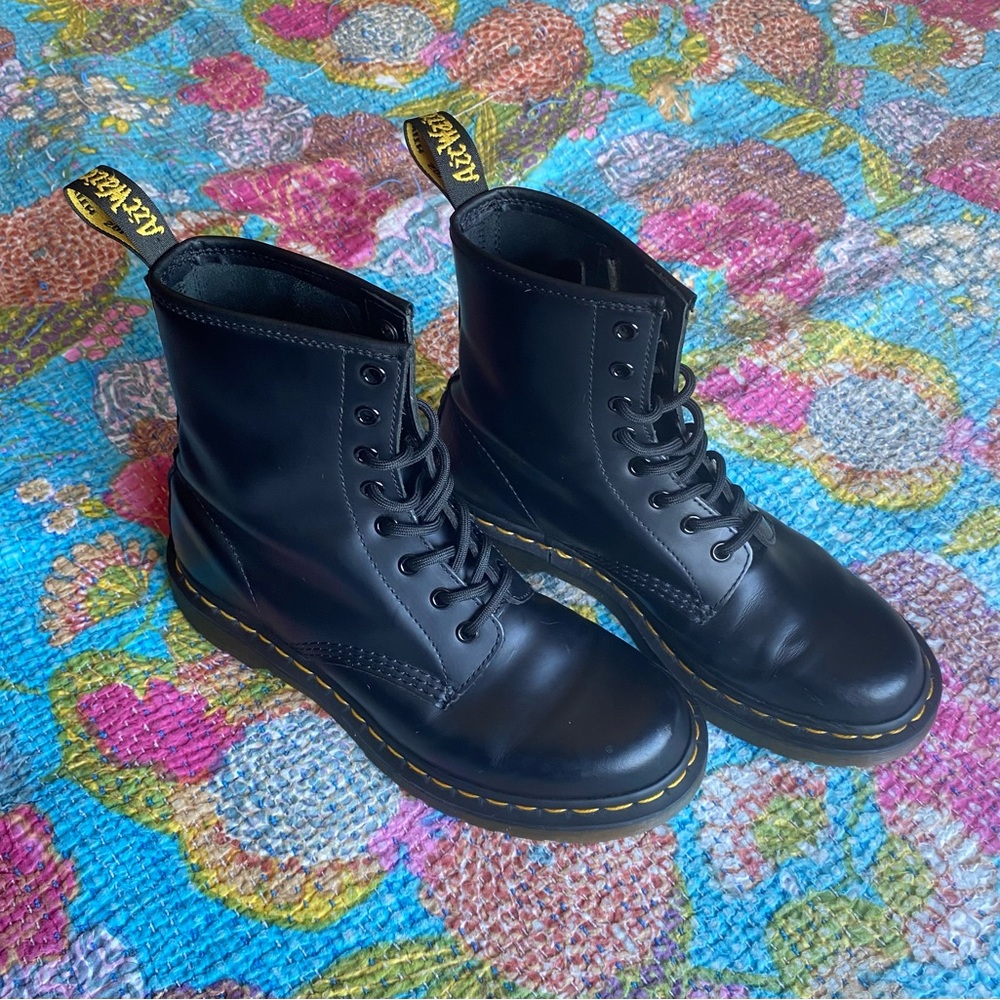 DR. MARTEN’S 1460 WOMEN'S SMOOTH LEATHER LACE UP BOOTS size 8 Women’s